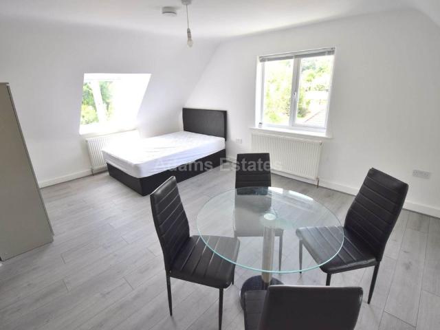 Oxford Road, Reading RG31, Studio to rent, £1,050 pcm | PrimeLocation