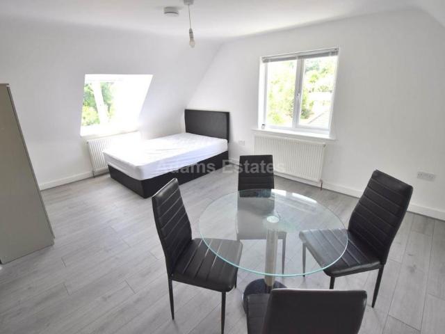 Oxford Road, Reading Studio to rent £1,100 pcm £254 pw