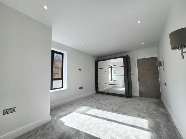 Oxhey Road, Watford, WD19 2 bed apartment to rent £1,950 pcm £450 pw
