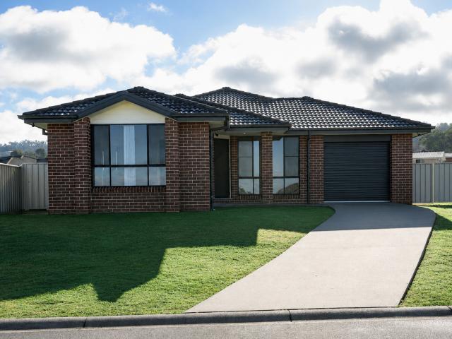OXLEY VALE Large Four Bedroom Home