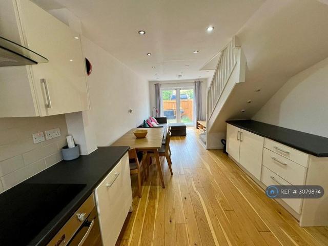 Oxley Close, London, SE1 2 bed semi detached house to rent £2,295 pcm £530 pw