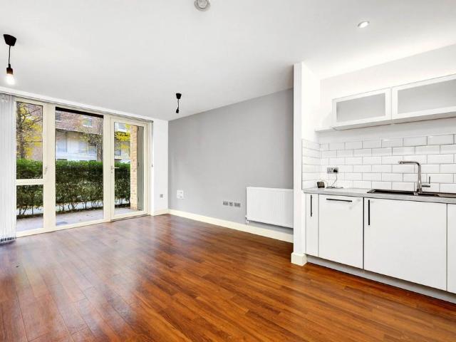 Oxley Square, London E3 2 bed flat to rent £2,250 pcm £519 pw