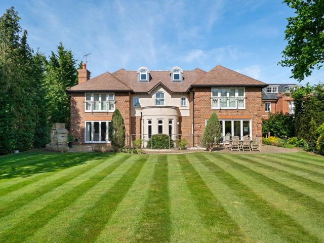 Oxshott Rise, Cobham, KT11 5 bed detached house to rent £14,000 pcm £3,231 pw