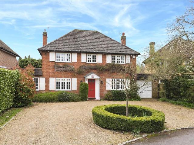 Oxshott Way, Cobham, Surrey, KT11 4 bed detached house to rent £4,250 pcm £981 pw