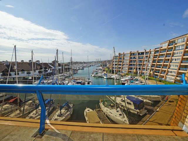 Oyster Quay, Portsmouth PO6 3 bed apartment to rent £1,600 pcm £369 pw