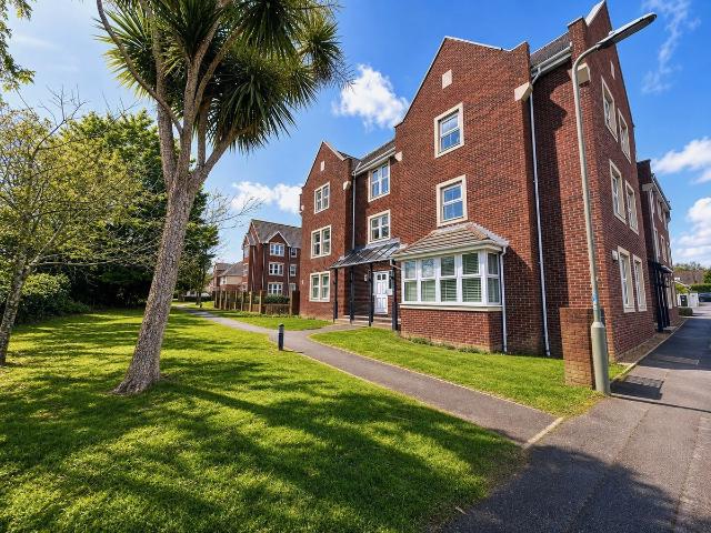 Oysell Gardens, Fareham PO16, 2 bed flat to rent, £1,200 pcm | PrimeLocation