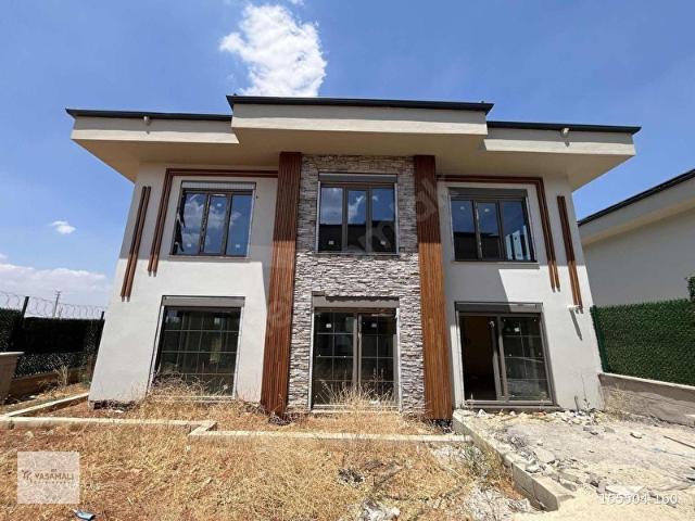 ÖZ YAŞAMALIDAN KÖRKÜN'DE SATILIK 4+1 VİLLA DAİRE TAKASINA AÇIK