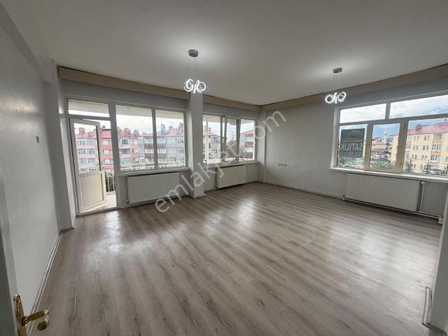 Özçelebi'den İstasyon Caddesi 2+1 Doğalgazlı Site İçerisinde