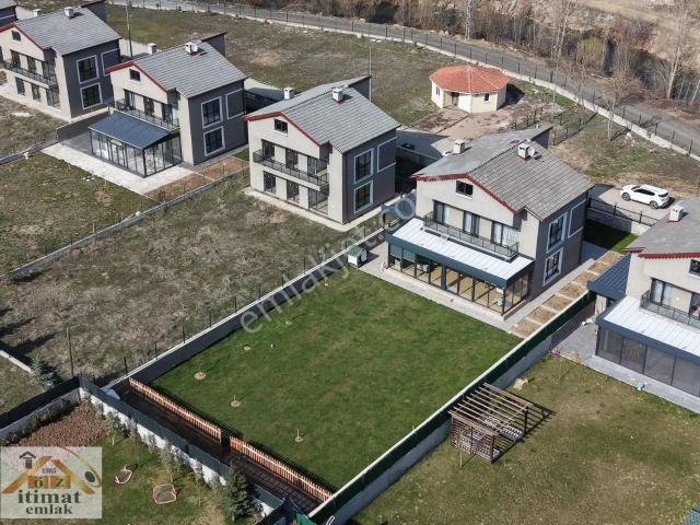 Öz İtimat Emlak / Taşlıdere Villalarında Sıfır Lux Villalar