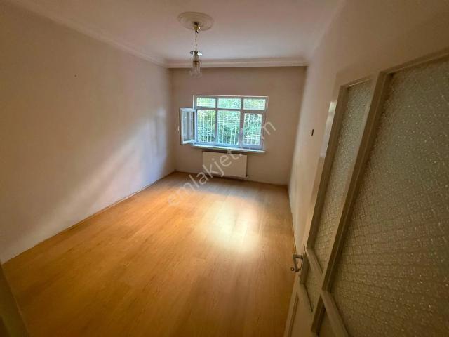 Özalper Mahallesinde 3+1 3 Katlı Binanın Giriş Katı