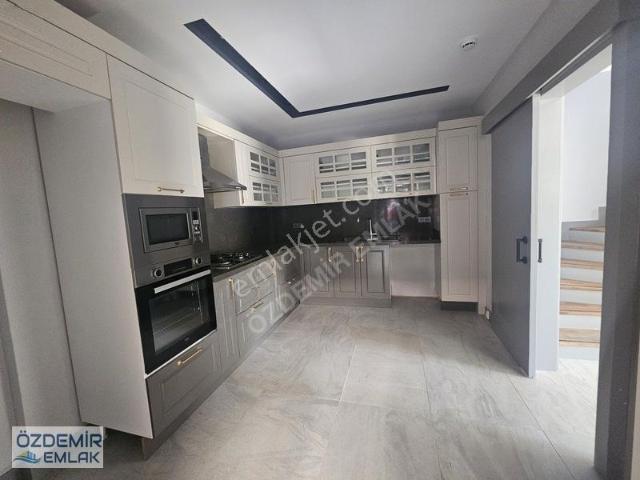 Özdemir Emlaktan Çift Mutfaklı Teraslı Kiralık 3+1 Villa