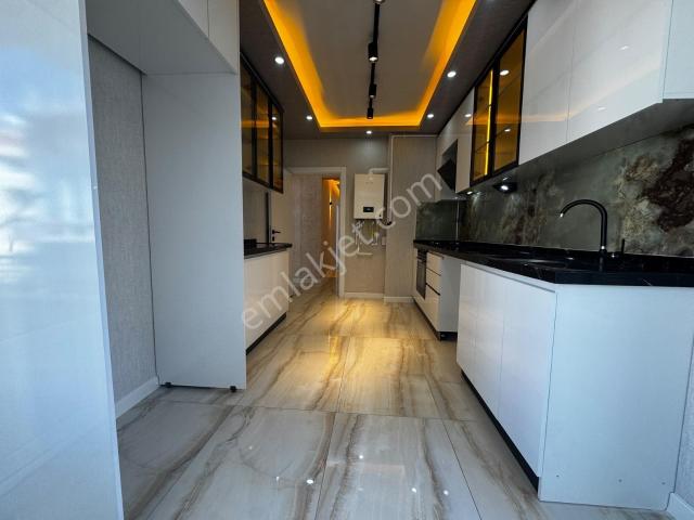 Öz'den Şehitler Metro Osmanlı Pazarı Yakını Lüx Yapılı 3+1 130m²