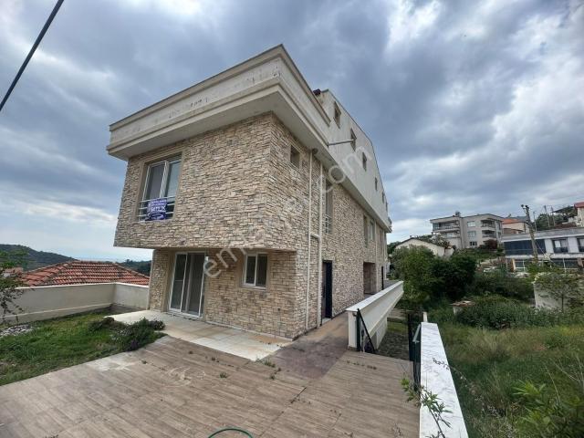 Özdere Cumhuriyet Mahallesi Satılık Deniz Manzaralı 3+1 Villa