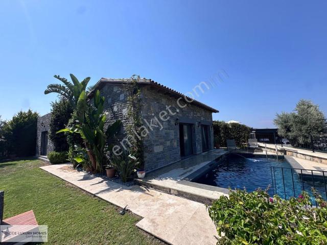 Özel Havuzlu Düz Ayak Marinaya 3 Dk Site İçi Tarz Villa