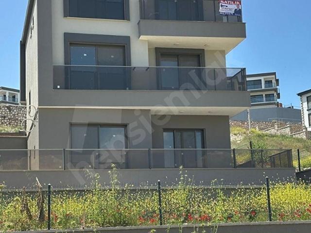 Özel Havuzlu Modern Tasarımlı Sıfır Müstakil Tripleks Villa