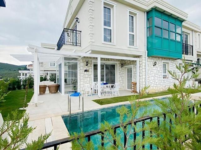Özel havuzlu müstakil sıfır villa