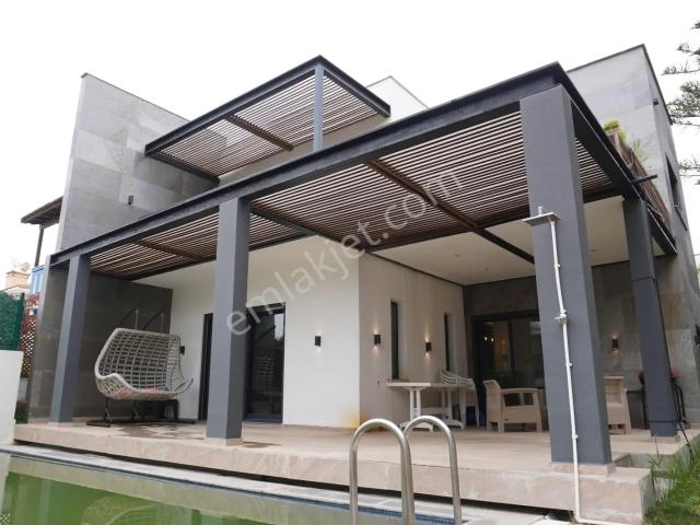 Özel Havuzlu Satılık 4+1 Villa