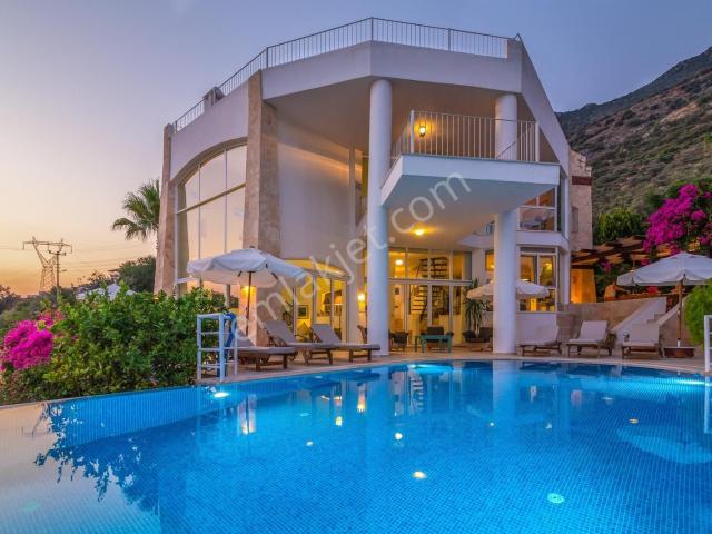 Özel Tasarım Geniş 5+2 Özel Havuzlu Villa