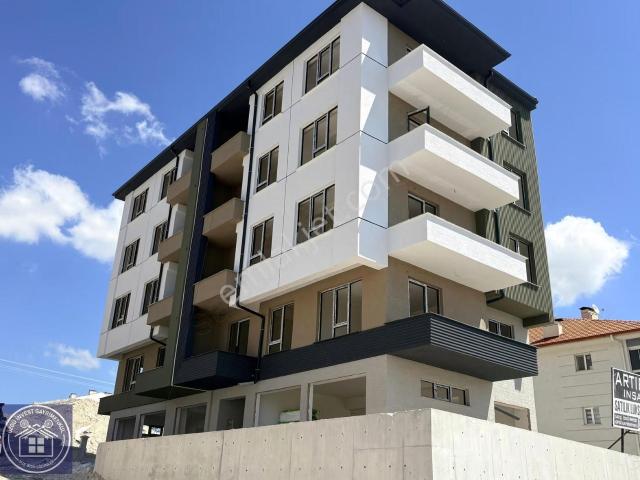 Özgü'den Zafertepe'de Cadde Üzeri Manzaralı Lüks 2+1 Daire