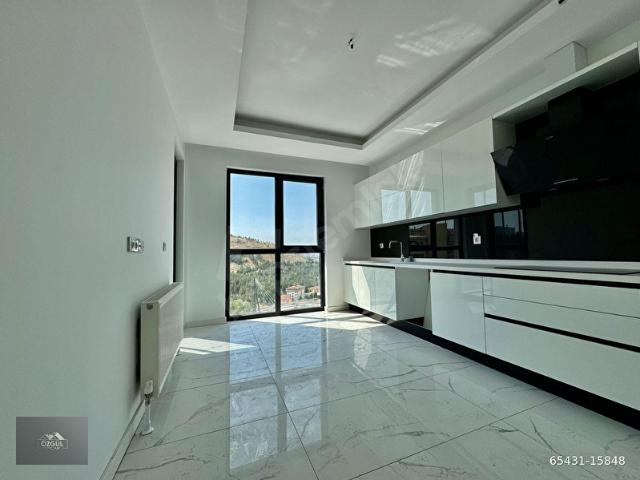ÖZGÜL EMLAK'tan FULL DONANIMLI ULTRA LÜX SİTEDE K.OTOPARKLI MANZARALI SIFIR 3+1 KİRALIK DAİRE