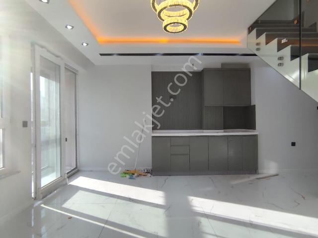 Özgür Gayrimenkul'den Çamılıca Mahaleside Satılık Ultra Lüx 5+1 Dubleks Daire