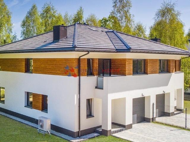 Dom bliźniaczy z dużym tarasem i przestronnymi wnętrzami