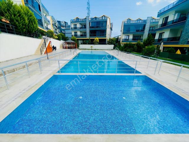 Özkandan Umurbey'de Havuzlu Sitede Kiralık 3+1 Bahçe Dublex