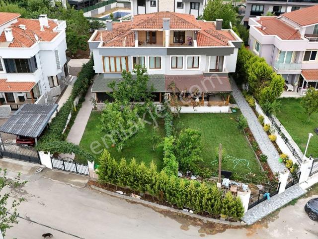 Özkandan Umurbeyde Müstakl Bahçeli 2,5 Katlı 200 M Satılık Villa