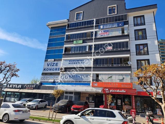Özlüce Bulvarında Satılık Ofis Büro 3+1 160 M2 Daire