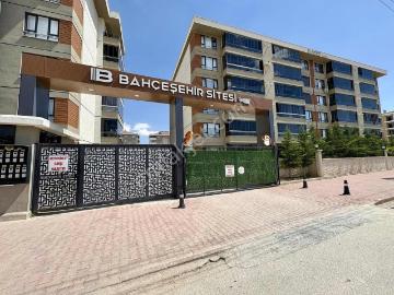 Özlem Yardımcı'dan Saçlıkasap Caddesi Üzerinde Kiralık 3+1 Daire