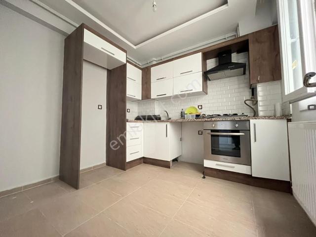 Çözüm Emlak'tan Muradiye'de 2+1 Kapalı Mutfaklı Kiralık Daire
