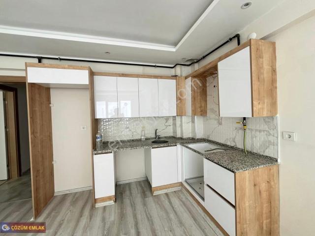 Çözüm Emlak'tan Muradiye'de 2+1 Kullanışlı Ara Kat Kiralık Daire
