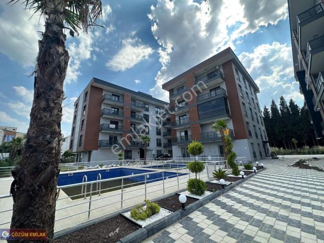 Çözüm Emlak'tan Muradiye'de Havuzlu Site İçinde 1+1 Geniş Daire