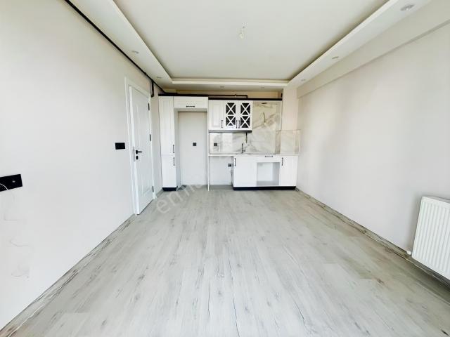 Çözüm Emlak'tan Muradiye'de Sıfır 1+1 Ara Kat Kiralık Daire