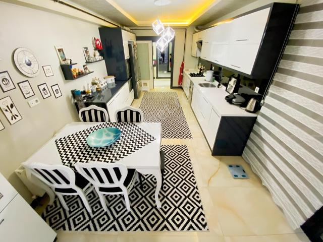 Özyılmaz'dan Güneşevlerde Lüks Yapılı 200 M2 Site Dairesi