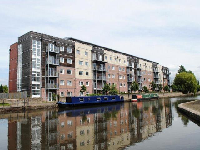 P1102 Wharfside, Hertage Way, Wigan. 2 bed flat to rent £795 pcm £183 pw