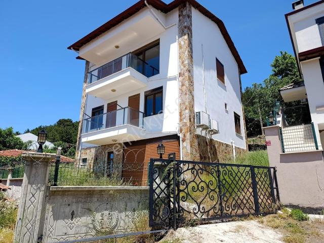 Pınarbaşında Deniz Manzaralı Otoparklı Bahçeli Tam Müstakil 3+1