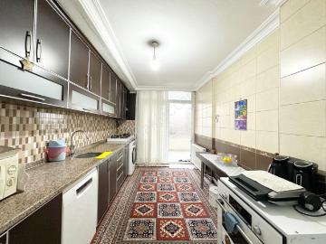 Pınar'da Semt Pazarı Civarı Çok Geniş Oturumlu 3 Cepheli Kapalı Mutfak 3+1 Satılık Daire