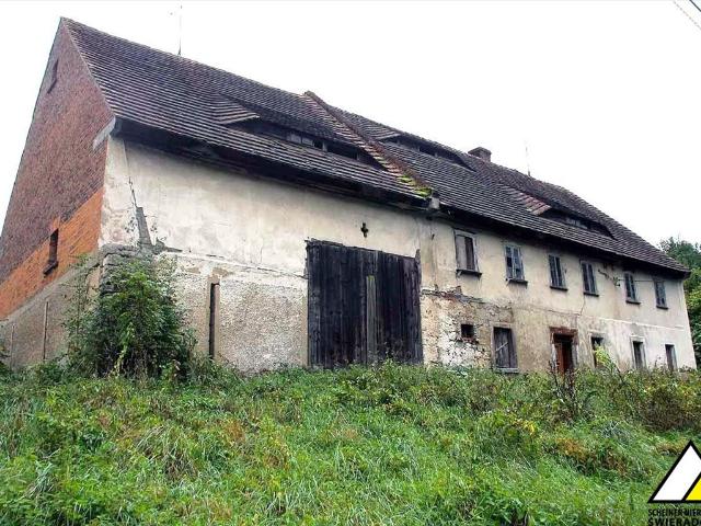 Urokliwy dom z wysokim poddaszem i dużą działką