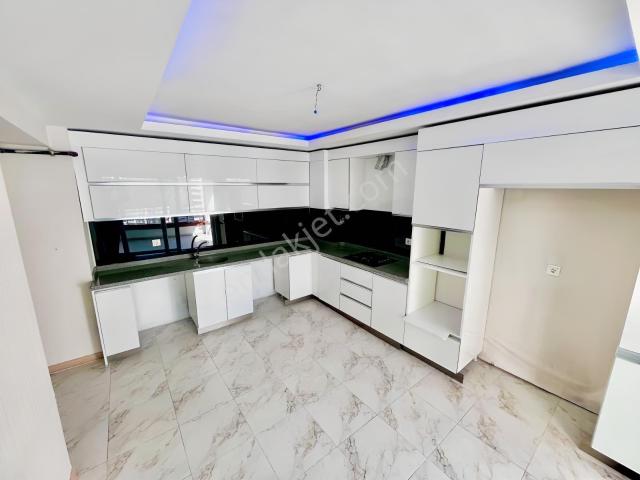 Pamuklar Mahallesi Satılık Site İçinde Ara Kat 4+1 Daire