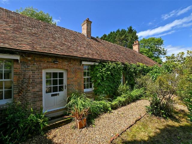 Pamber End, Tadley, Hampshire, RG26 5 bed end of terrace house to rent £3,250 pcm £750 pw