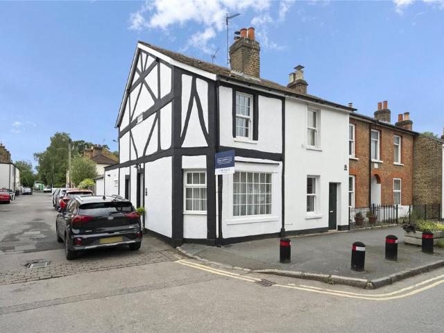 Pantile Road, Weybridge, KT13 2 bed house to rent £2,200 pcm £508 pw