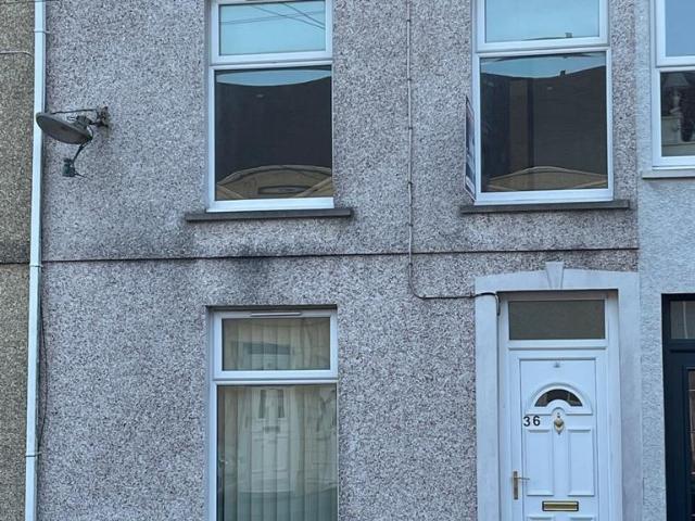 Pantyffynnon Road, Ammanford SA18 3HL 3 bed terraced house to rent £850 pcm £196 pw