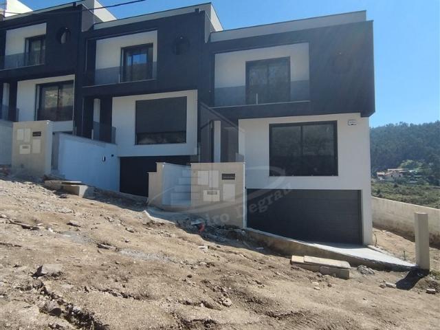 Viva Acima de Tudo: Moradia T3 com Magnífico Terraço Panorâm. 230m² Morreira e Trandeiras