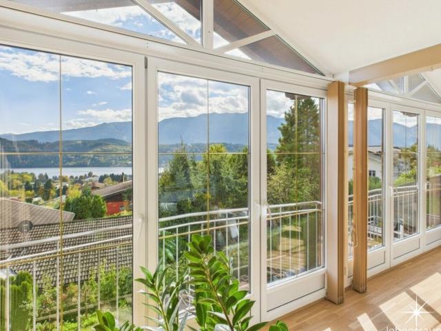 Panorama Loge: Penthouse mit Seeblick in Seeboden. Carport. Neuwertig