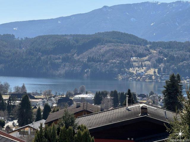 Panorama Loge: Penthouse mit Seeblick in Seeboden. Carport. Neuwertig