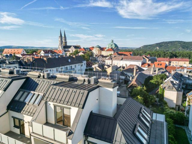 Panorama, Privatsphäre und moderne Architektur – Maisonette in begehrter Aussichtslage