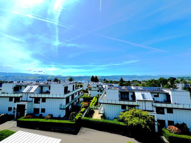Panorama pur: Stilvolle Attika mit See und Bergblick