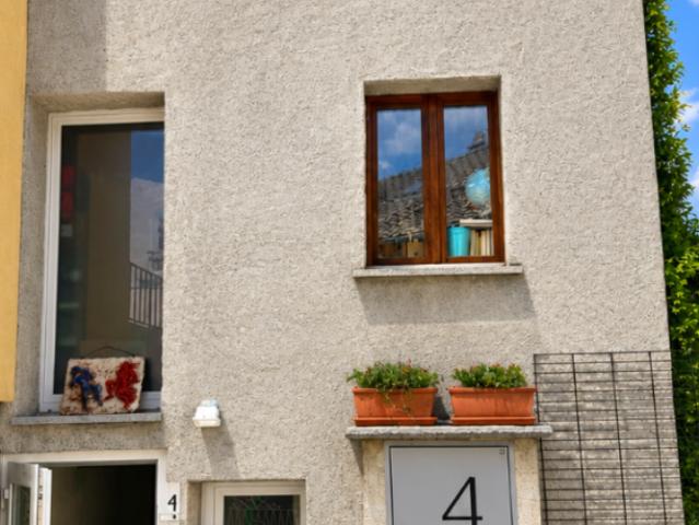 Panoramablick auf den Lago Maggiore, kürzlich renoviert und privater Parkplatz im historischen Dorfkern