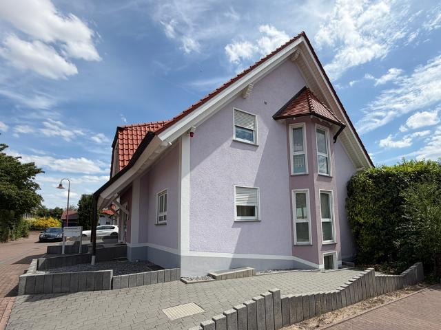Panoramablick inklusive – Repräsentatives Familienanwesen mit Einliegerwohnung
